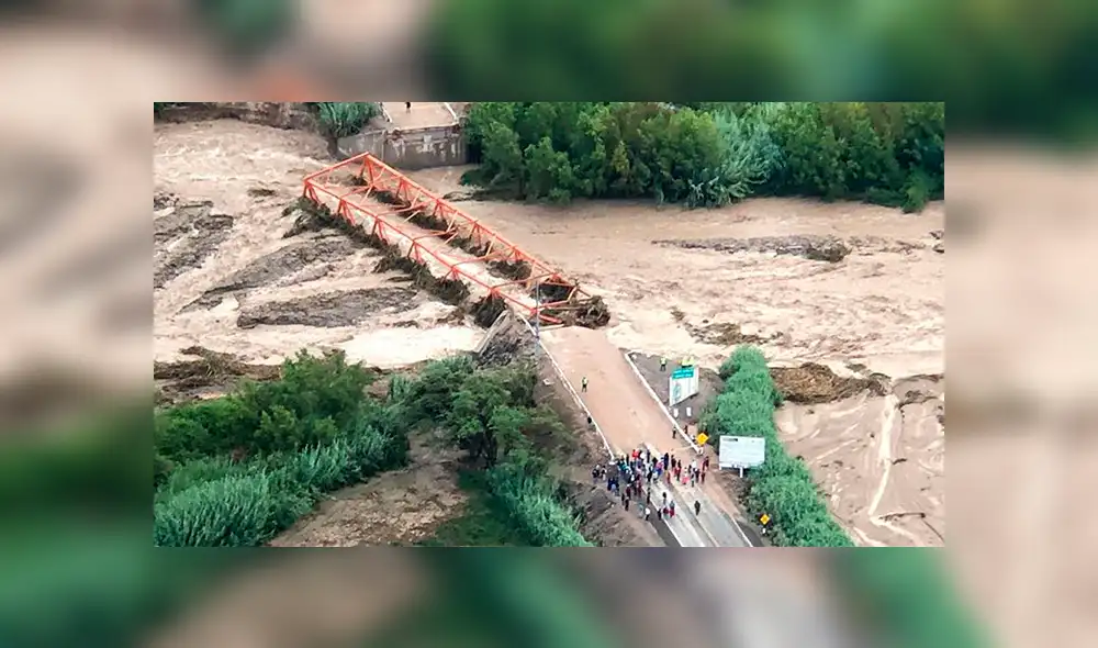 Martín Vizcarra llega a puente Montalvo que colapsó por huaicos [VIDEO]