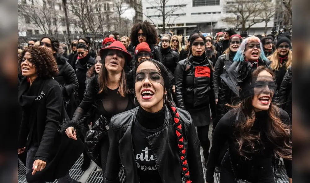 Mujeres cantan "Un violador en tu camino" frente al juzgado de Weinstein. Foto: AFP.