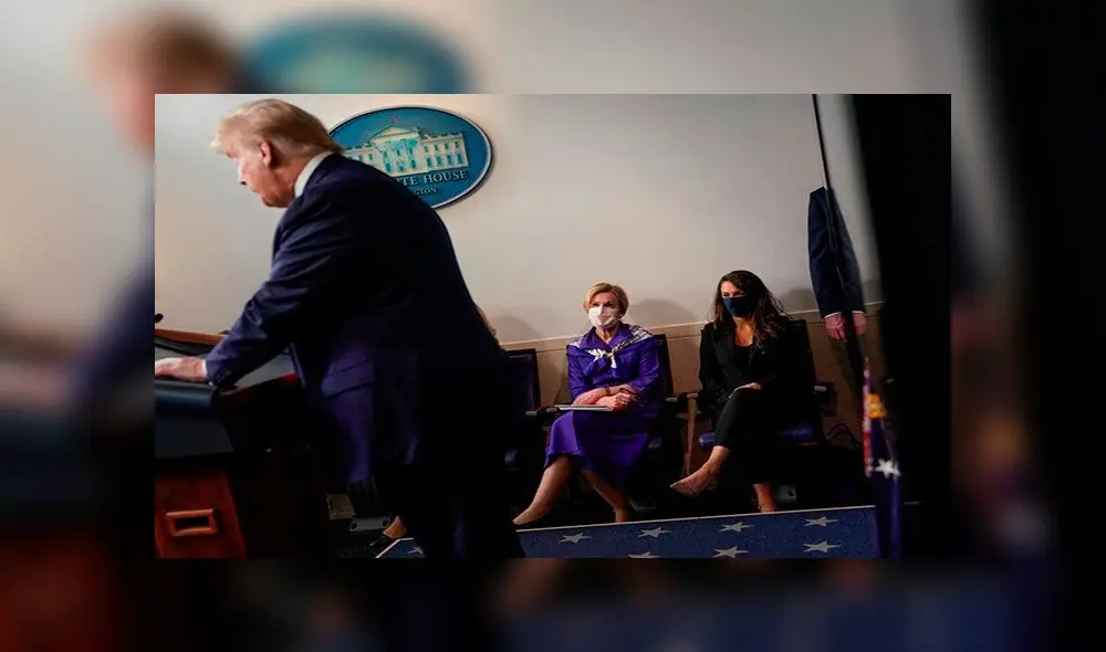 La coordinadora de la Casa Blanca para la respuesta al coronavirus, Deborax Birx (c), mientras hablaba Trump este viernes. Luego ella continuó la rueda de prensa. Foto: EFE