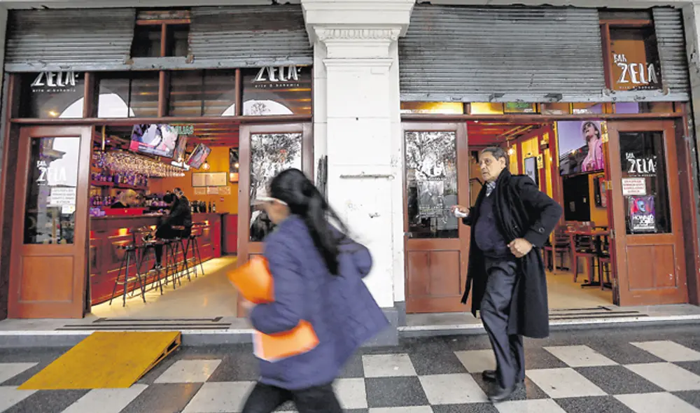 El Zela. No es el bar original, esta es una nueva versión del local de antaño. Muy cerca está el Negro Negro (hoy de Grot, Bar cultural)