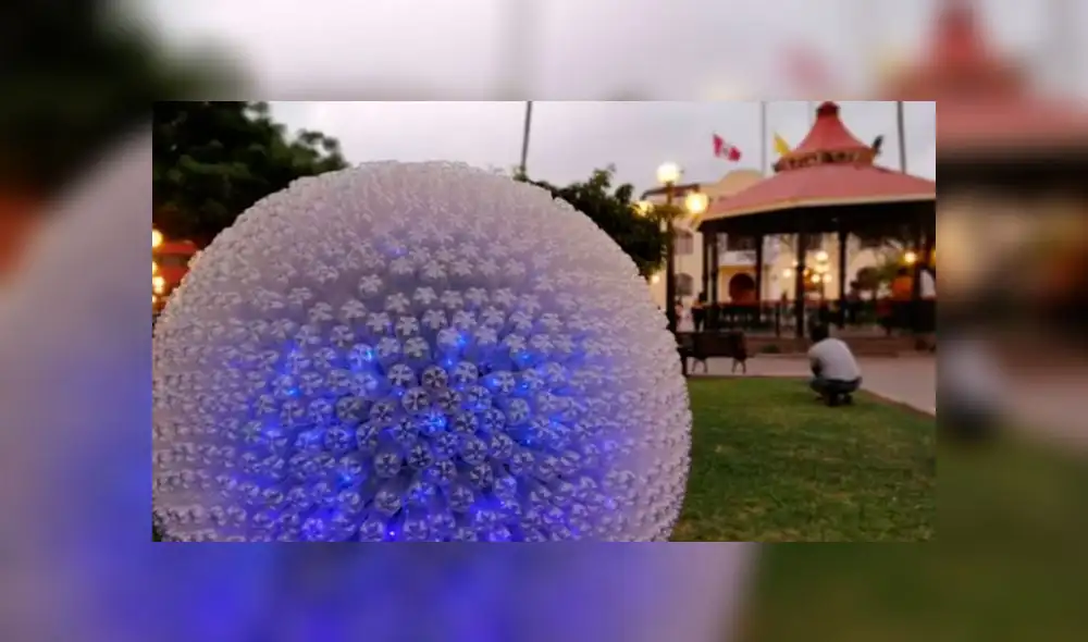 Usan 12 mil botellas y 24 mil tapas de plástico para elaborar árboles y adornos navideños [VIDEO]