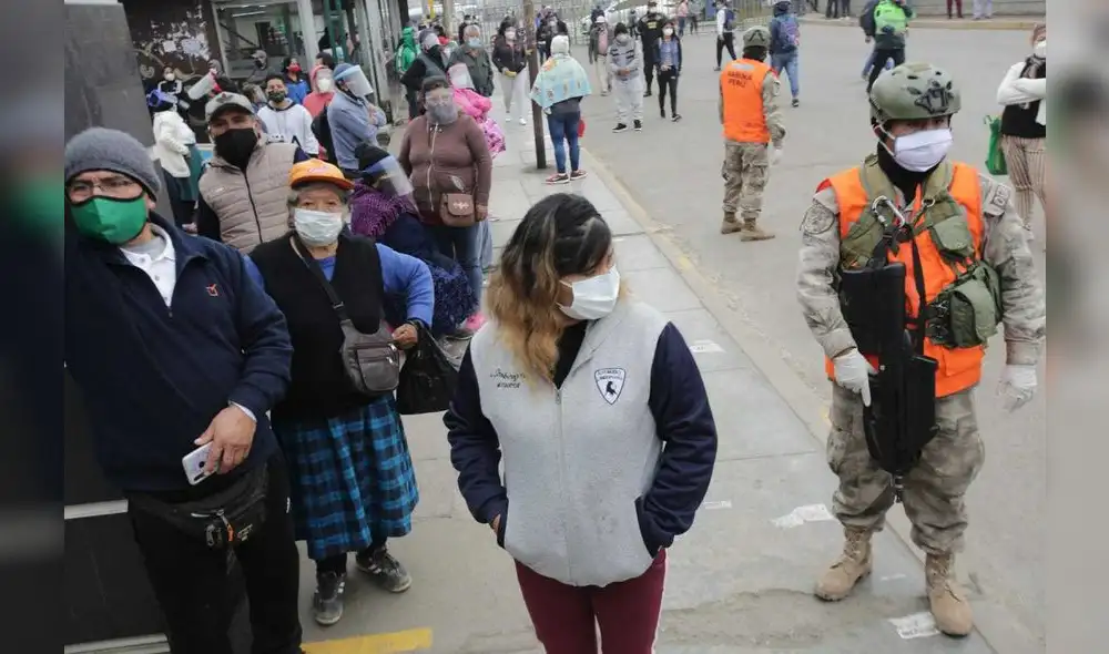 Largas colas se registran en el Banco de la Nación del óvalo de Puente Piedra por el cobro del bono familiar. Foto: John Reyes/ La República. Largas colas se registran en el Banco de la Nación del óvalo de Puente Piedra por el cobro del bono familiar. Foto: John Reyes/ La República.