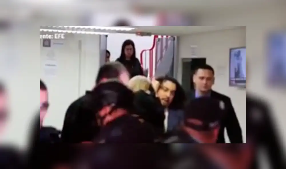 Mujer que acusa de violación a Neymar sufre aparatoso desmayo durante interrogatorio [VIDEO]