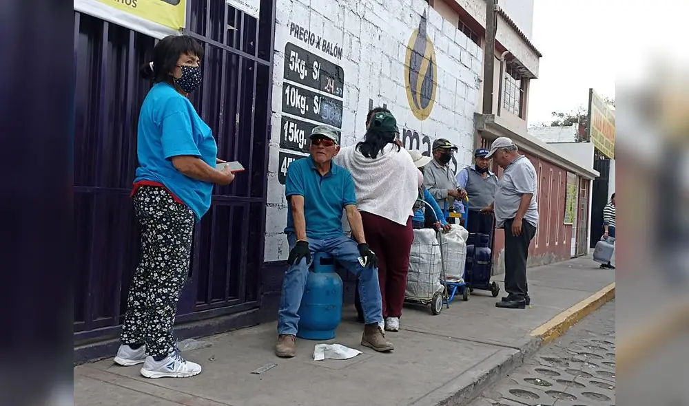 Arequipa. la ciudadanía hizo colas para comprar su balón de gas. Foto LR