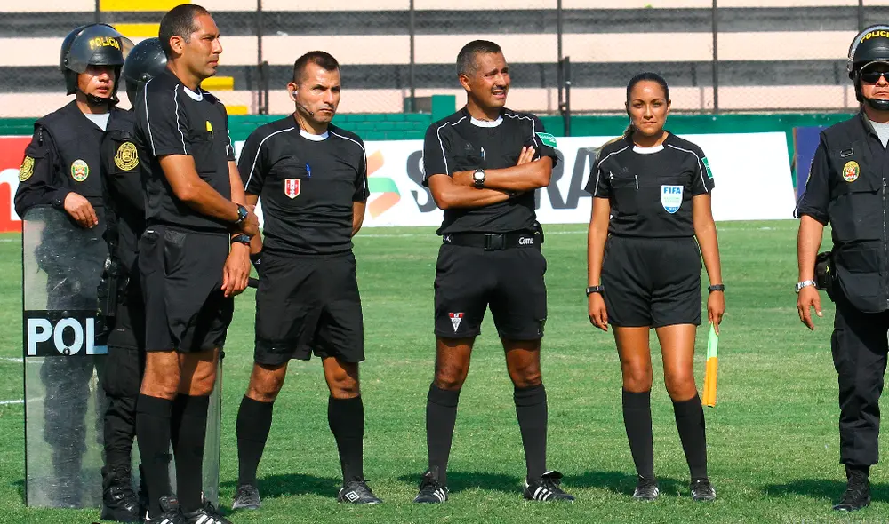 La paralización de la Liga 1 por el coronavirus también viene afectando a los árbitros peruanos. | Foto: GLR
