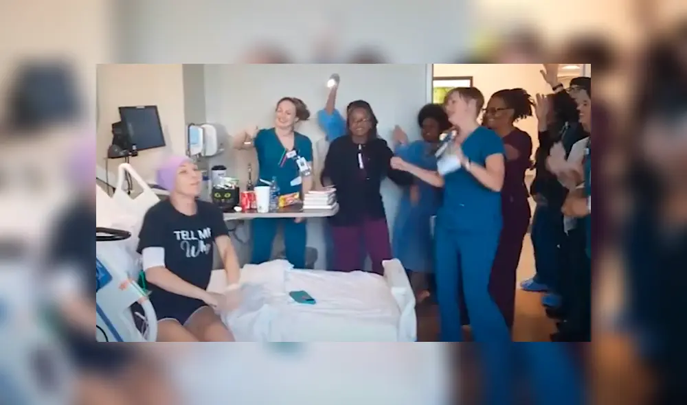 En Facebook, una mujer con cáncer no pudo asistir al concierto de los Backstreet Boys y las enfermeras le cantaron unas canciones. En Facebook, una mujer con cáncer no pudo asistir al concierto de los Backstreet Boys y las enfermeras le cantaron unas canciones.