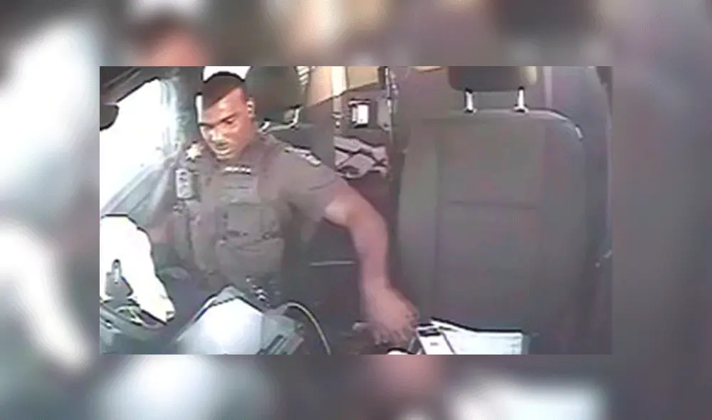 Policía utilizaba su celular mientras manejaba, hasta que sufrió accidente [VIDEO]