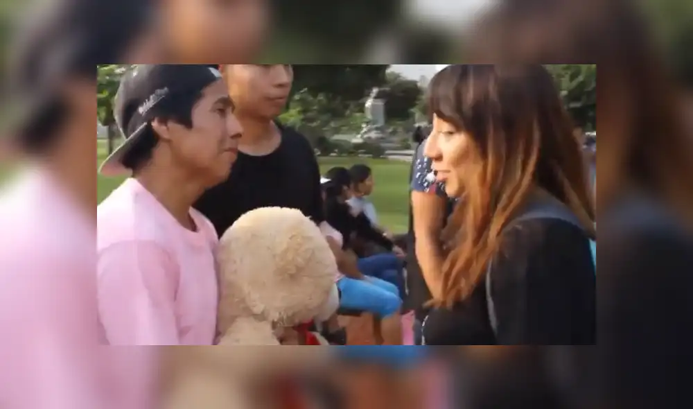 YouTube viral: chico rompe en llanto al ser rechazado por chica a quien se declaró en 'Centro Cívico' [VIDEO]