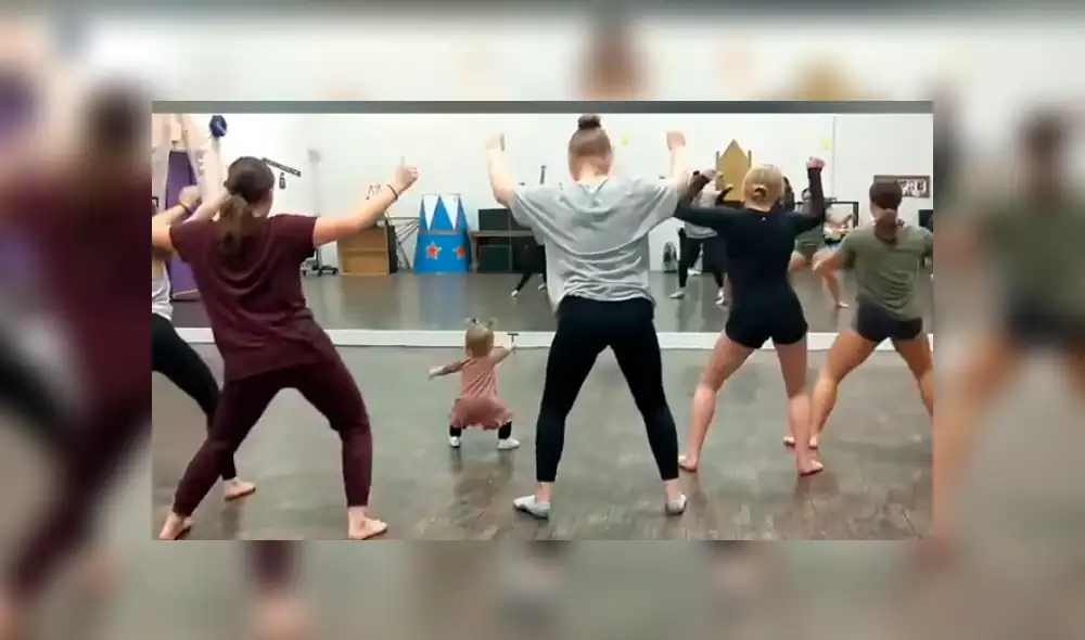 Video es viral de Facebook. La pequeña se convirtió en la instructora de baile y se robó el show del salón donde entrenaba un grupo de mujeres