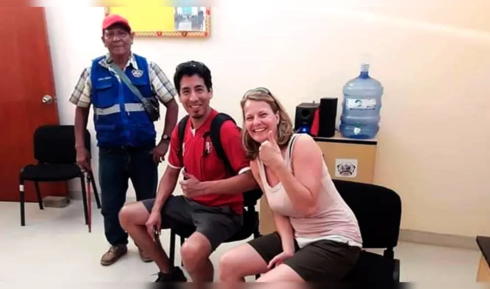 Mototaxista junto a extranjeros tras devolver objetos de valor.