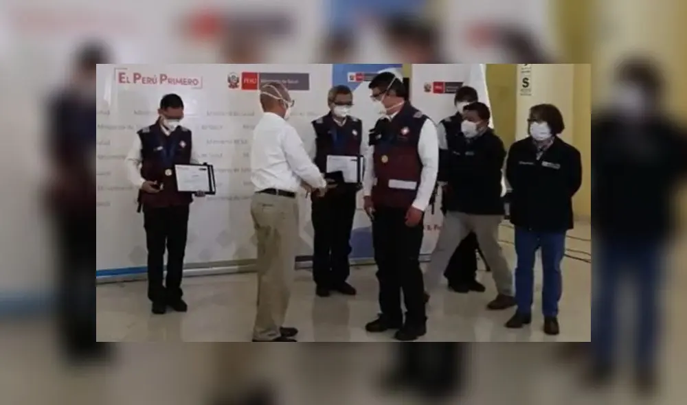 El titular del Minsa condecorando a los médicos chinos luego de 20 días en Perú. Foto: Captura.