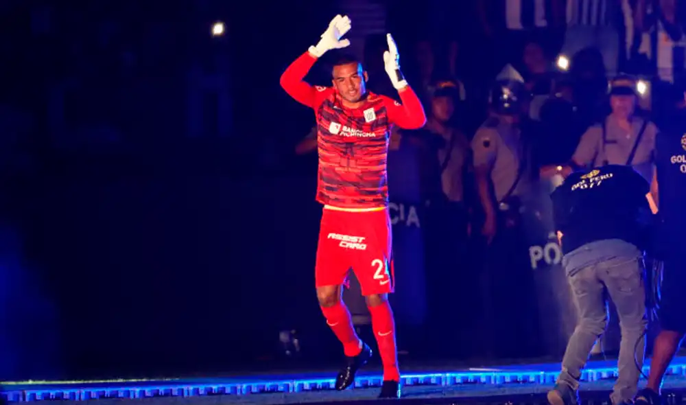 Steven Rivadeneyra haciendo su entrada en la Noche Blanquiazul 2020. | Foto: GLR