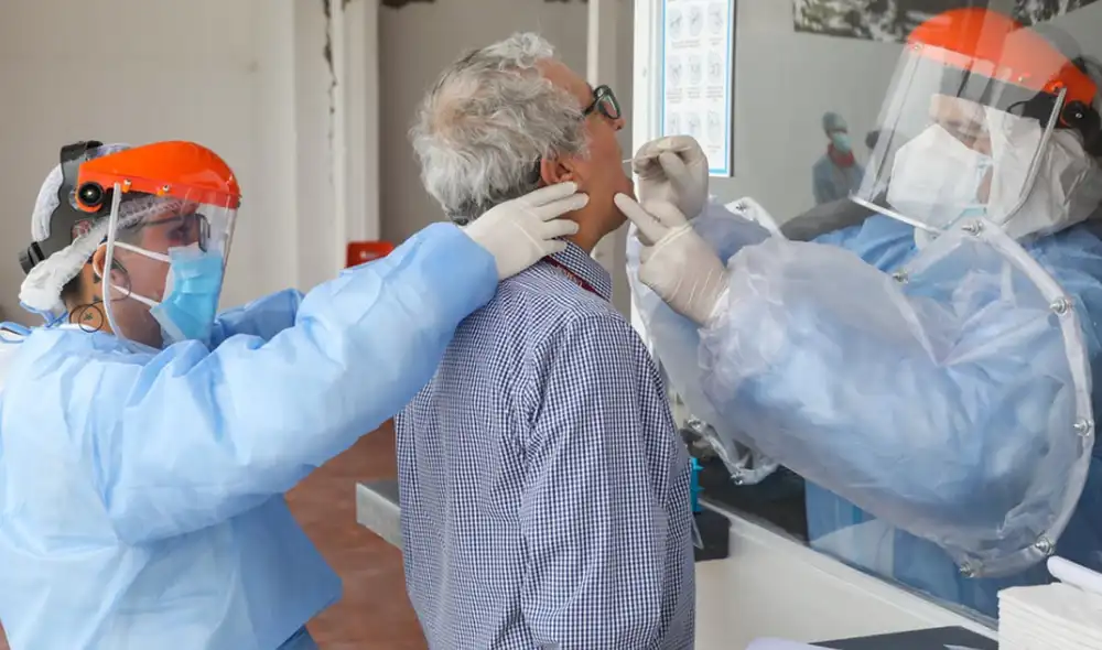 Adulto mayor se realiza prueba molecular de COVID-19 en sede de UNMSM. Foto: Minsa