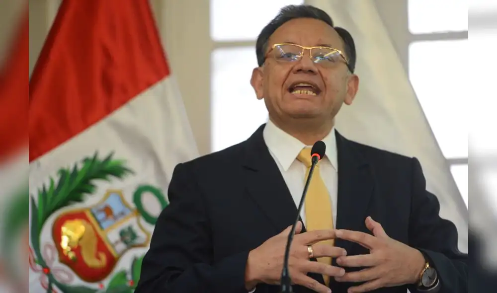 Contralor Edgar Alarcón arremete contra el Gobierno
