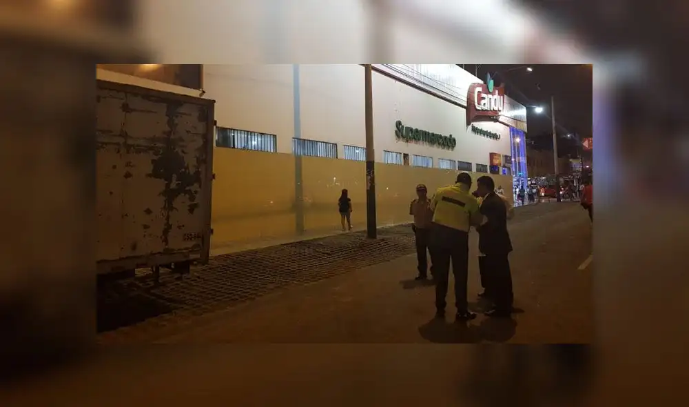 Antes de la balacera, los cómplices de los delincuentes en moto habrían estado siguiendo a los ocupantes de la camioneta. (Foto: Joel Robles / La República) Antes de la balacera, los cómplices de los delincuentes en moto habrían estado siguiendo a los ocupantes de la camioneta. (Foto: Joel Robles / La República)