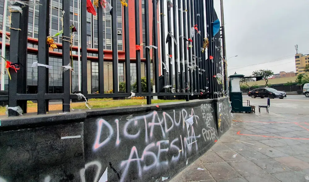 Solo quedaron algunas flores y restos de cinta con las que pegaron los carteles. Foto: Vanessa Trebejo / URPI-GLR Solo quedaron algunas flores y restos de cinta con las que pegaron los carteles. Foto: Vanessa Trebejo / URPI-GLR