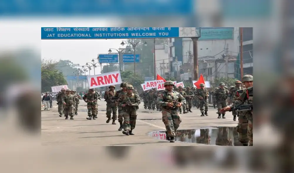 Mujer se lanza a un pozo al enterarse que su esposo murió en el Ejército [FOTOS]