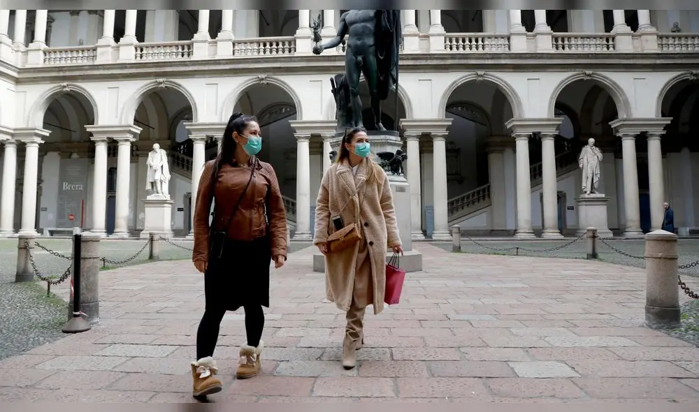 Milano (Italy), 26/02/2020.- Two tourists wearing a protective mask visit the cloister of the Brera Painting Gallery in Milan, Italy, 26 February 2020. Civil Protection Chief Angelo Borrelli said that the number of people which have died due to the COVID-19 coronavirus in Italy has climbed to 12 while 374 have contracted the virus. (Italia) EFE/EPA/OURAD BALTI TOUATI Milano (Italy), 26/02/2020.- Two tourists wearing a protective mask visit the cloister of the Brera Painting Gallery in Milan, Italy, 26 February 2020. Civil Protection Chief Angelo Borrelli said that the number of people which have died due to the COVID-19 coronavirus in Italy has climbed to 12 while 374 have contracted the virus. (Italia) EFE/EPA/OURAD BALTI TOUATI