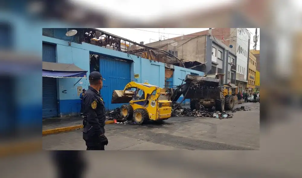 El incendio se habría originado producto de trabajos de soldadura. (Foto: Cristhian Moreno / La República) El incendio se habría originado producto de trabajos de soldadura. (Foto: Cristhian Moreno / La República)