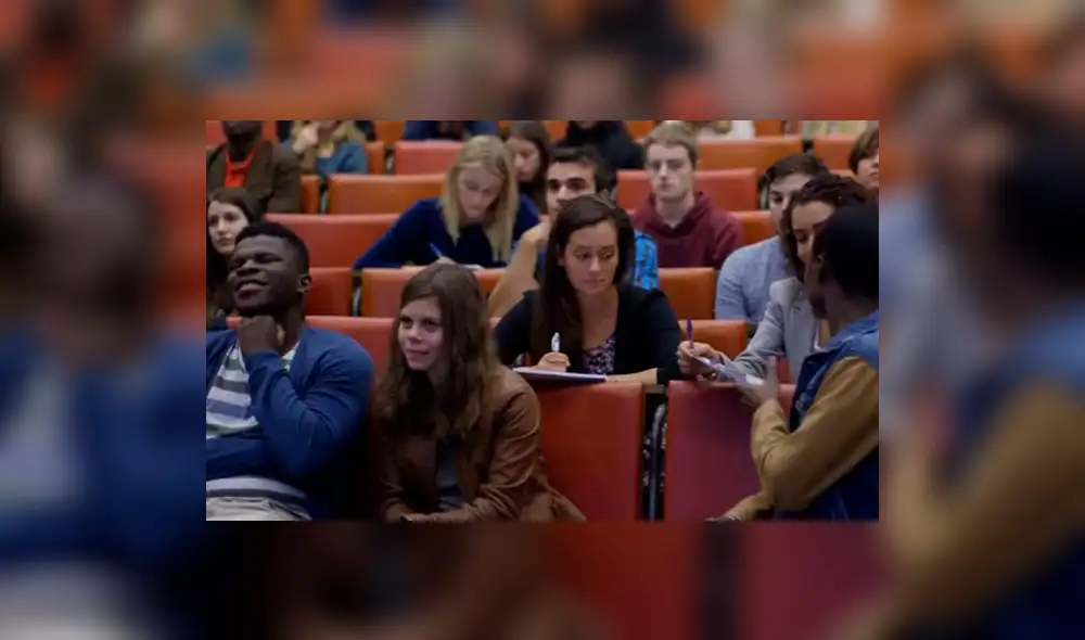 Polémica en Facebook por universidad que pide llevar “bonito escote” a ceremonia de graduación Polémica en Facebook por universidad que pide llevar “bonito escote” a ceremonia de graduación