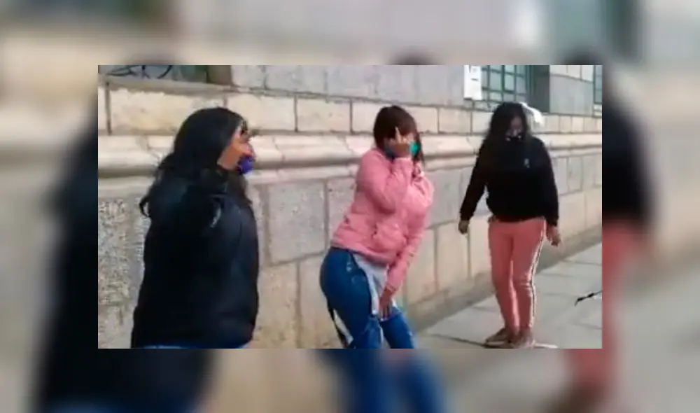 Las mujeres fueron trasladas a una dependencia policial. Foto: Captura.