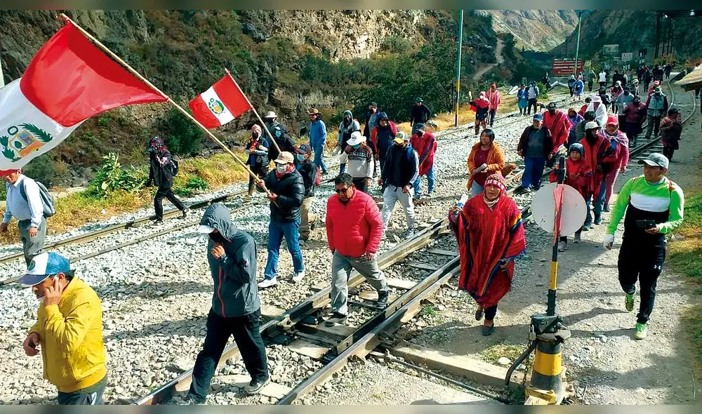 medida. Comuneros marcharon por la vía férrea, a casi dos horas de caminata desde la estación de Ollantaytambo (Urubamba).