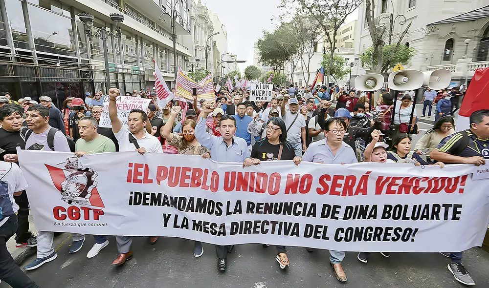 En Lima, las organizaciones sociales y sindicales se reunieron desde la tarde. Por la noche hubo choques con la policía y una mayor presencia de activistas contra el régimen. Foto: Antonio Melgarejo/La República