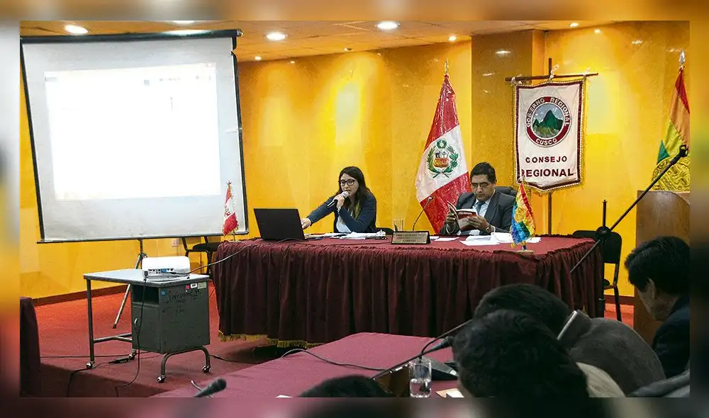 EN LA MIRA. Reyna Loayza camino a ser sacada del cargo.