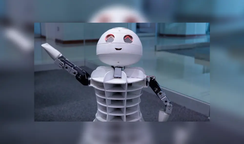 Desliza a la izquierda para conocer al robot ARCA y a dos de sus creadores. Desliza a la izquierda para conocer al robot ARCA y a dos de sus creadores.