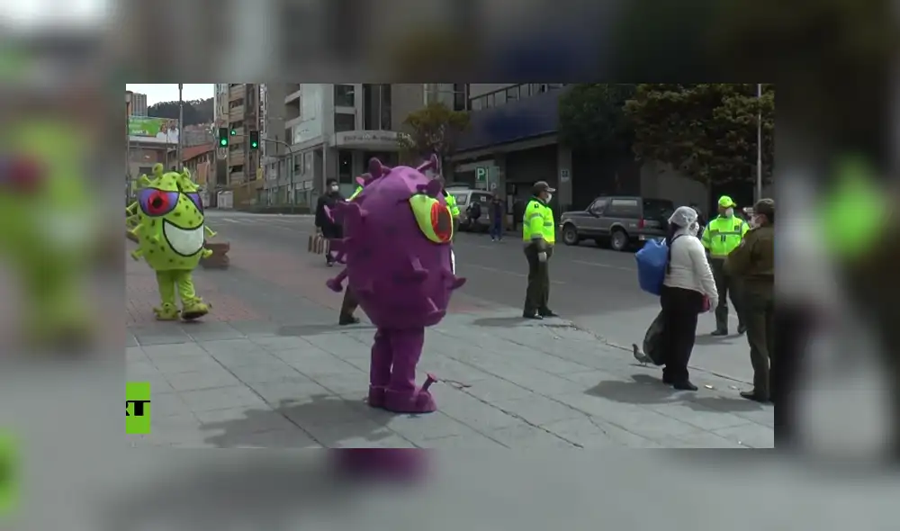 Un par de oficiales se disfrazaron para concientizar a la gente sobre las medidas para evitar el coronavirus.