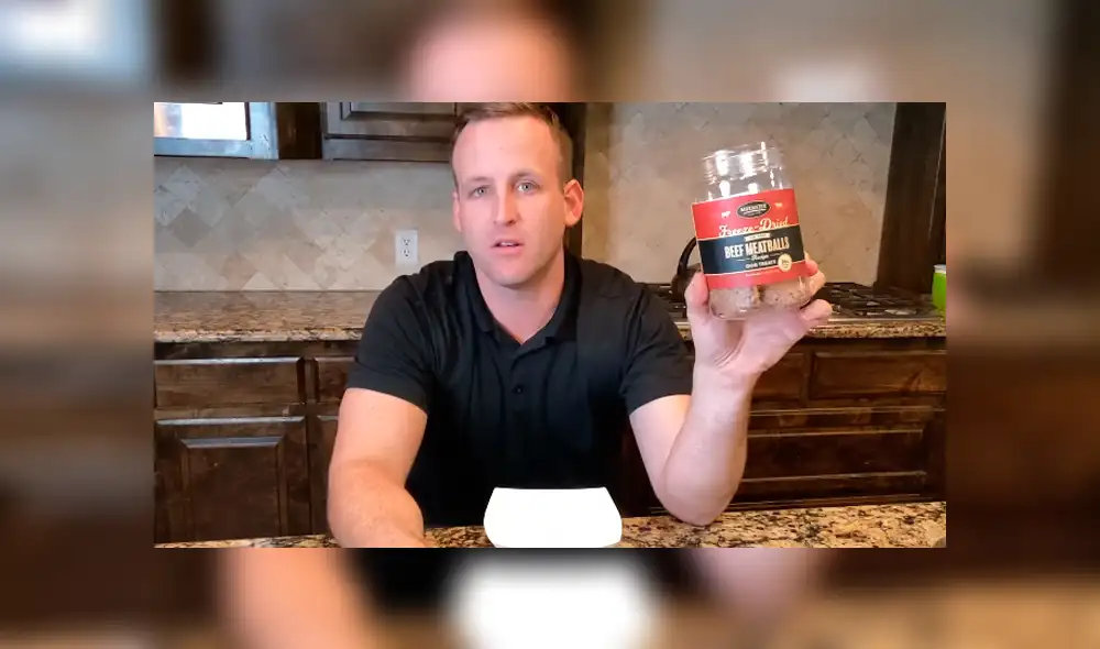 Un hombre se hizo un reto personal en YouTube y se alimentó durante un mes con comida para perros.