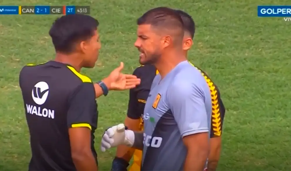 Erick Delgado discutió con el árbitro por su expulsión. Foto: GolPerú. Erick Delgado discutió con el árbitro por su expulsión. Foto: GolPerú.