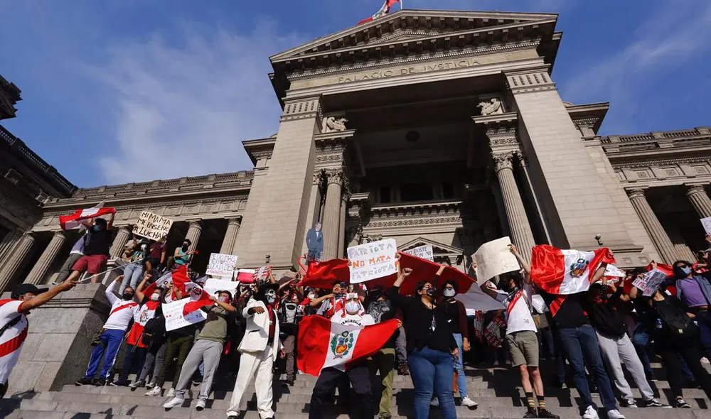 Ciudadanos se congregan en la plaza San Martín con carteles y banderas. Foto: Oswald Charca/La República Ciudadanos se congregan en la plaza San Martín con carteles y banderas. Foto: Oswald Charca/La República