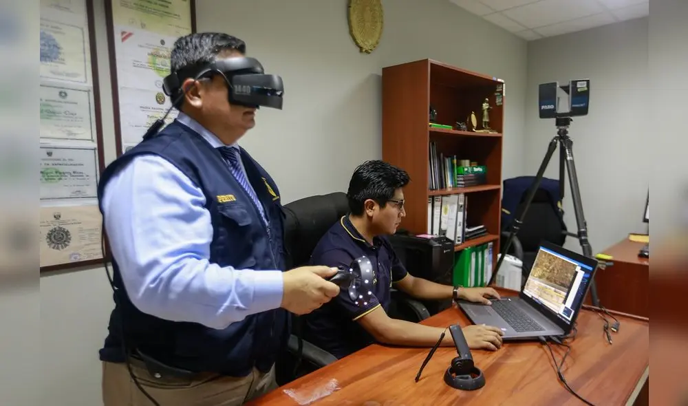 En la oficina de peritaje, los agentes usan la realidad virtual para analizar los crímenes. Fotografía: Antonio Melgarejo En la oficina de peritaje, los agentes usan la realidad virtual para analizar los crímenes. Fotografía: Antonio Melgarejo