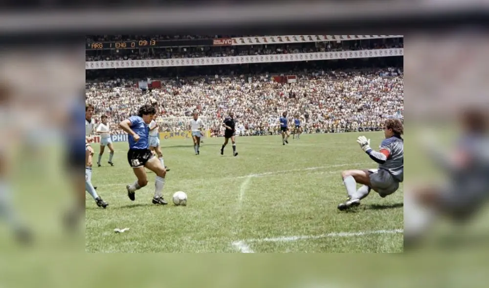 Cuatro minutos después de anotar usando 'La mano de Dios', Maradona marcaría el 'Gol del siglo'. Dejó a 6 ingleses en el camino y definió cruzado. Cuatro minutos después de anotar usando 'La mano de Dios', Maradona marcaría el 'Gol del siglo'. Dejó a 6 ingleses en el camino y definió cruzado.