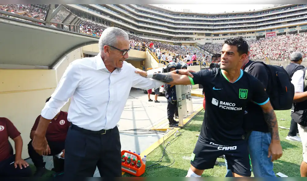 Hinchas de Alianza Lima muestra su lamento por la salida de Gregorio Pérez de Universitario. Foto: