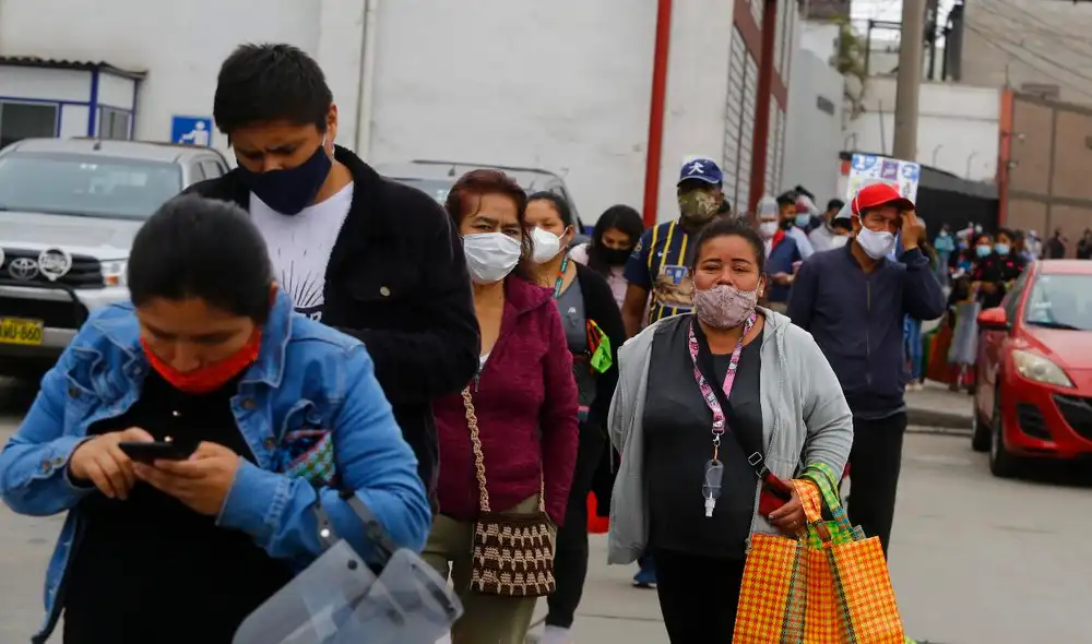 Largas colas se registran en la tienda de San Fernando, ubicada en Surquillo . Foto: Felix Contreras/ La República
