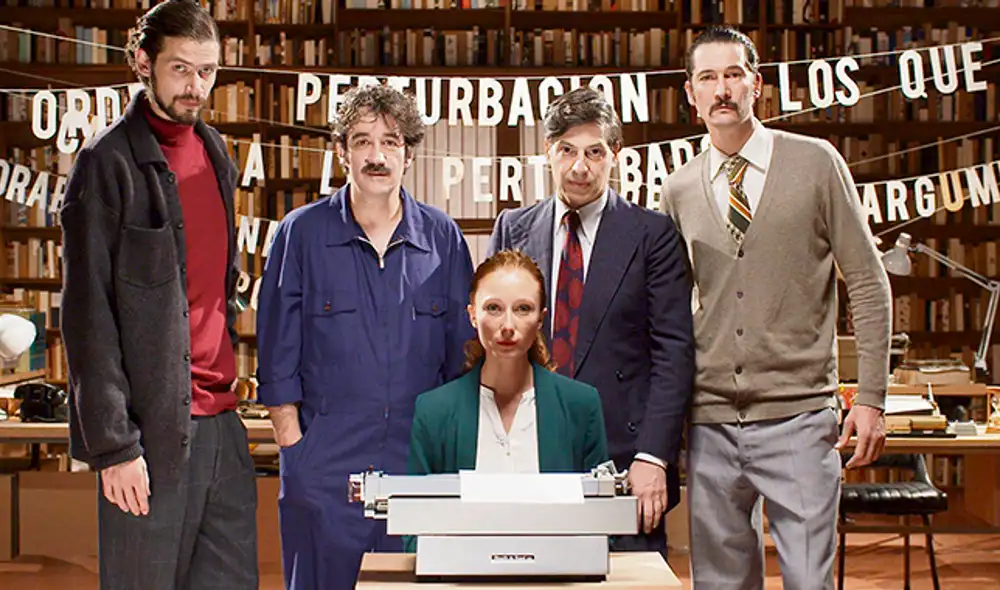 Elenco. Los actores que encarnan a los escritores del boom junto a Sabrina Macchi (narradora). Foto: EFE. Elenco. Los actores que encarnan a los escritores del boom junto a Sabrina Macchi (narradora). Foto: EFE.