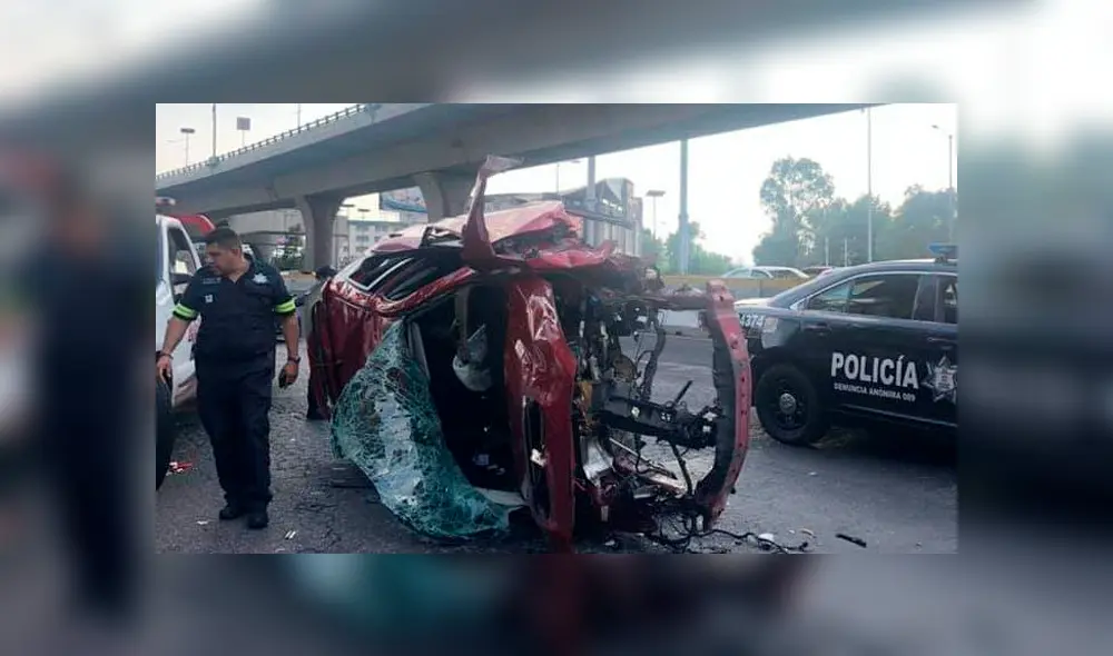 La camioneta Maza de color rojo de placa MZU-65-19 quedó totalmente destrozada. Foto: Twitter. La camioneta Maza de color rojo de placa MZU-65-19 quedó totalmente destrozada. Foto: Twitter.
