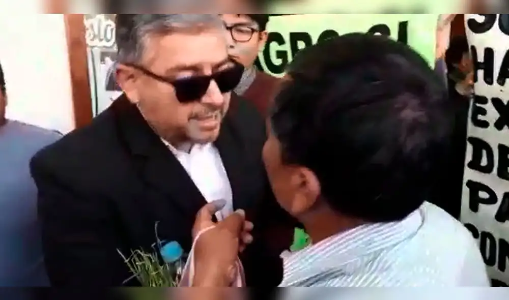 Manifestantes le gritan “corrupto” a vocero de Arequipeños por Arequipa