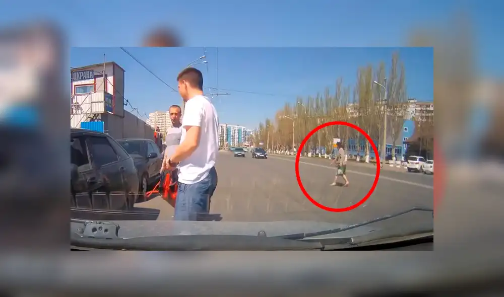 Facebook: imprudente mujer arriesga su vida cruzando autopista y casi provoca brutal accidente [VIDEO]