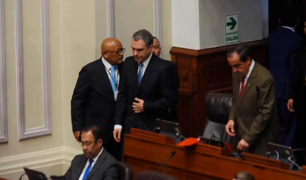 Así fue el accidentado ingreso de Salvador del Solar al Pleno del Congreso