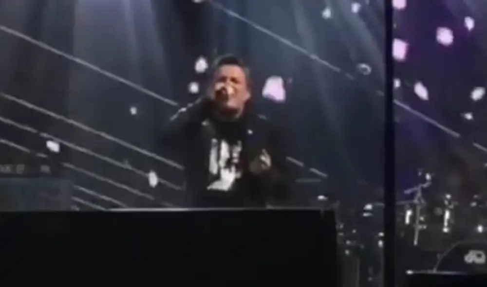 Mientras el cantaba El trato, el lugar se tiñó de azul y se levantaron entre el público unas letras gigantes que tenían una frase significativa para Sanz. Foto: composicíón