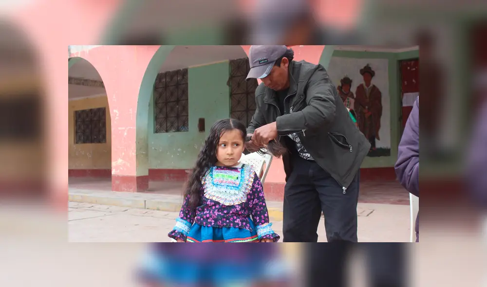 Los hombres participaron de un peculiar concurso de armado de trenzas, organizado por la municipalidad distrital de Sarhua, en Ayacucho Los hombres participaron de un peculiar concurso de armado de trenzas, organizado por la municipalidad distrital de Sarhua, en Ayacucho