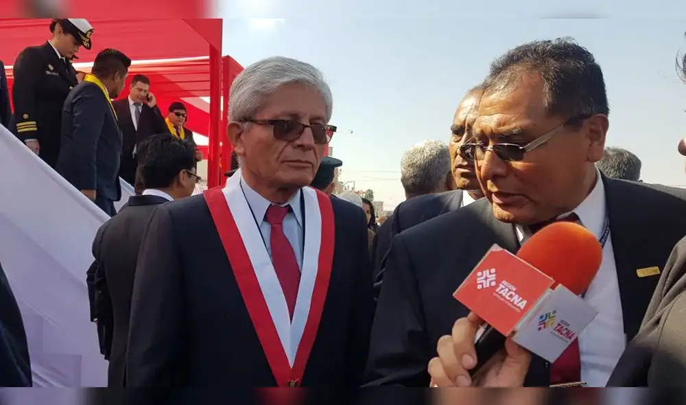 En Tacna, le gritan “come sueldo” a congresista Jorge Castro [VIDEO]