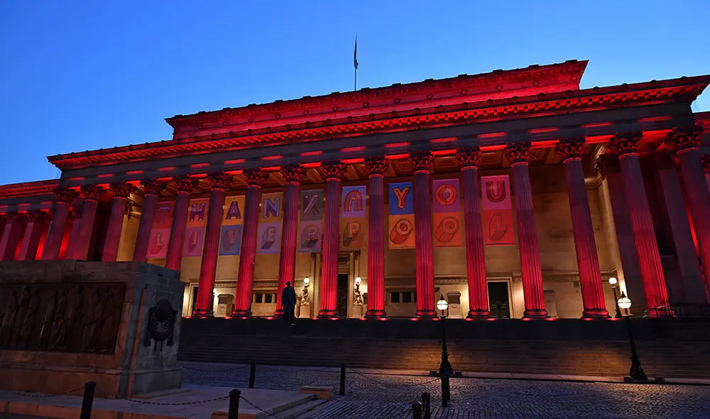 El St. George's Hall, emblemático edificio de la ciudad de Liverpool, iluminó sus interiores con luces rojas para festejar el histórico campeonato. Foto: AFP. El St. George's Hall, emblemático edificio de la ciudad de Liverpool, iluminó sus interiores con luces rojas para festejar el histórico campeonato. Foto: AFP.