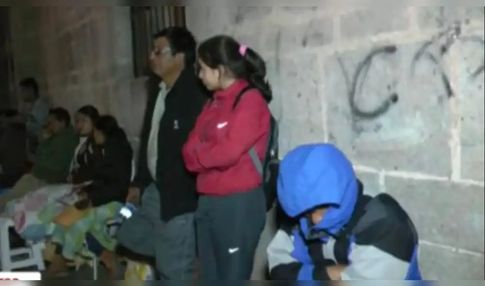 Cajamarca: Padres de familia pasan la noche fuera de colegio inicial para conseguir una vacante | VIDEO