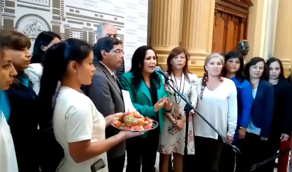 Presentan firmas para la vigencia de Alimentación Saludable Presentan firmas para la vigencia de Alimentación Saludable