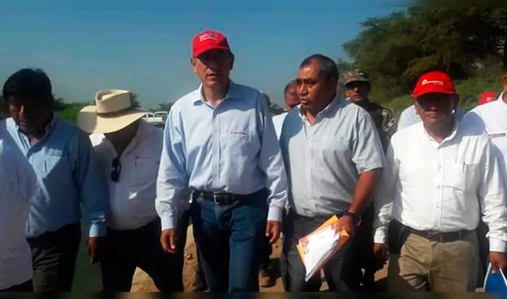 Alcalde de Pacora entrega documentación a presidente Vizcarra.