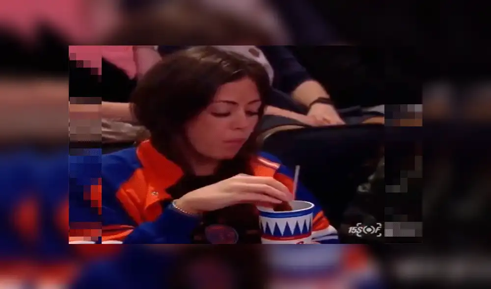 YouTube viral: Cámaras de seguridad revelan secreto de chica y queda en ridículo frente a todos [VIDEO]